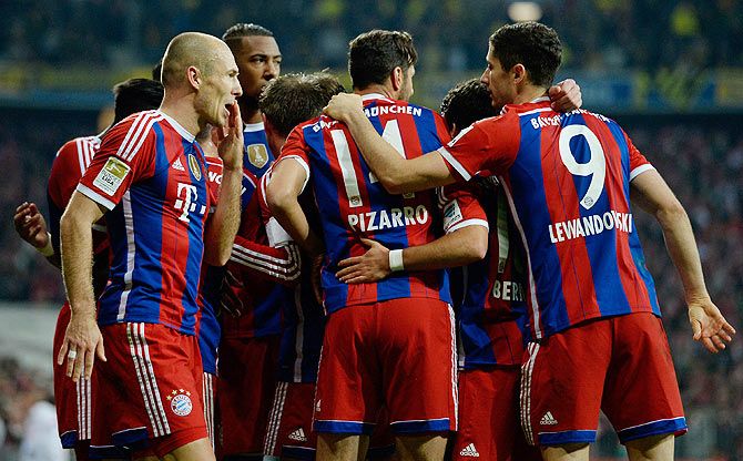 Arjen Robben of Muenchen (left) celebrates with teammates 