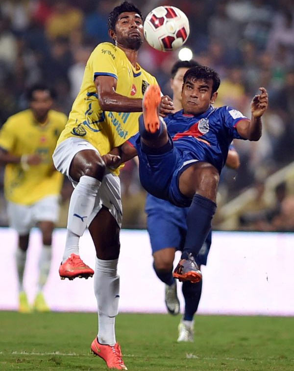 Mumbai City FC and Kerala Blasters players vie for the ball