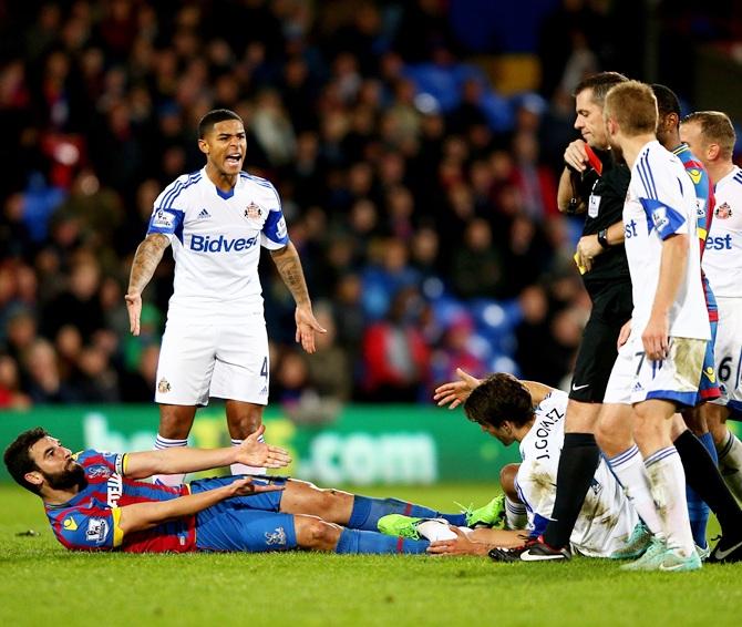 Mile Jedinak of Crystal Palace fouls Jordi Gomez of Sunderland