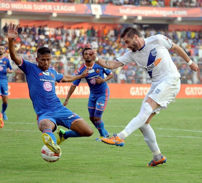 Mumbai City FC and FC Goa players