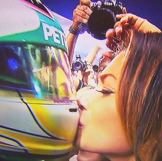 Nicole Scherzinger kiss Lewis Hamilton
