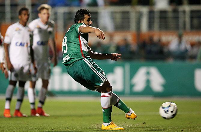 Henrique of Palmeiras scoring the third goal during the match between Palmeiras and Chapecoense