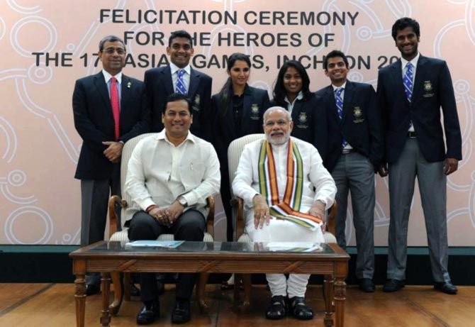 Prime Minister Narendra Modi and Sports Minister Sarbananda Sonowal with the India's medal winners in tennis at the Asian Games in Incheon