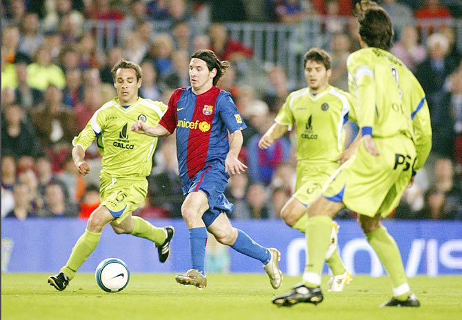 Lionel Messi runs through Getafe players to score during their Copa del Rey match on April 18, 2007