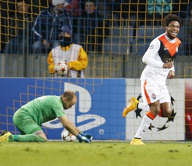 Shakhtar Donetsk's Luiz Adriano, right