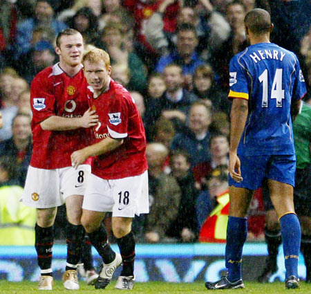 Manchester United's Wayne Rooney (L) celebrates his goal with Paul Scholes (C) watched by Arsenal's Thierry Henry (R) during their English Premier League soccer match at Old Trafford, Manchester, October 24, 2004