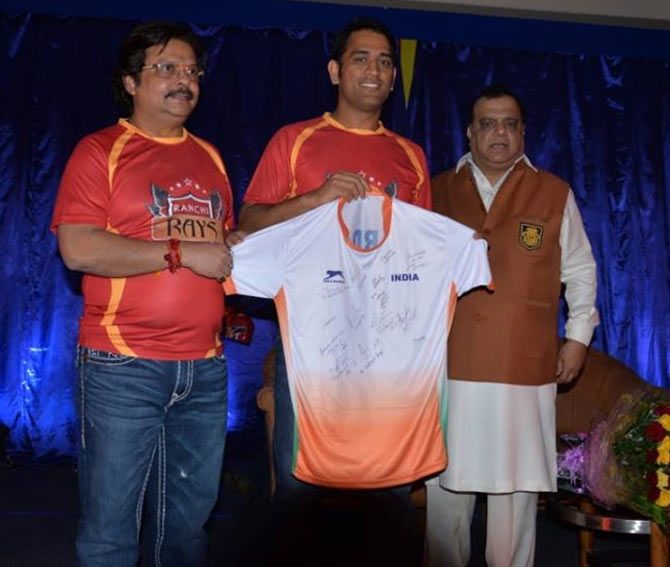 Mahendra Singh Dhoni unveils Ranchi Rays jersey on Saturday