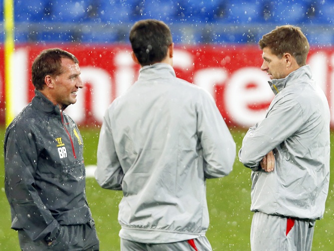Liverpool's manager Brendan Rodgers talks to his players
