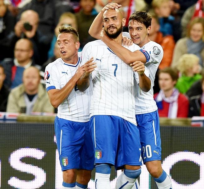 Simone Zaza of Italy, centre, celebrates