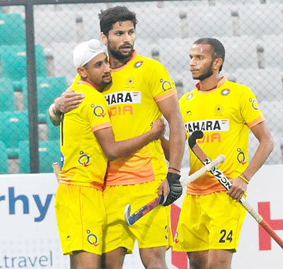 Mandeep Singh (left) and Rupinder Pal (centre) of India celebrate after scoring