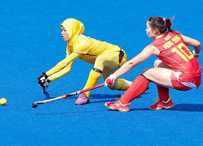 Peng Yang of China, right, against Raja Norsharina Raja Shabuddin of Malaysia