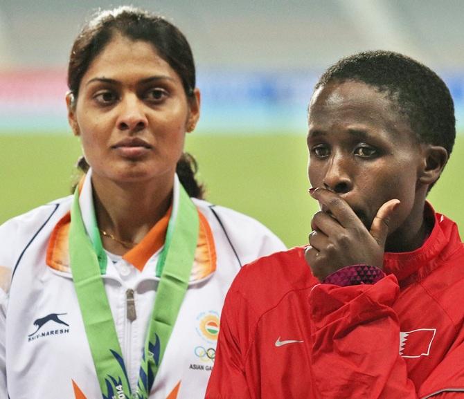 Bahrains Ruth Jebet, right, reacts in front Indias Lalita Shivaji Babar