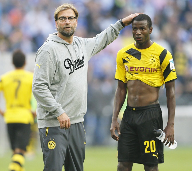 Dortmund's coach Juergen Klopp comforts Adrian Ramos