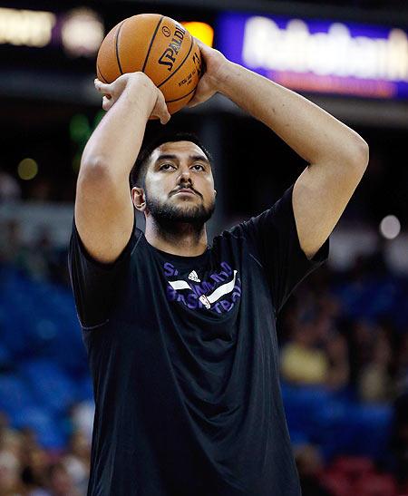  Sim Bhullar #32 of the Sacramento Kings warms up before their game against the New Orleans Pelicans at Sleep Train Arena on in Sacramento, California, on Friday