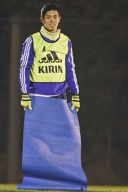 Image: Yoshinori Muto prepares stretching during the Japanese national team's training session