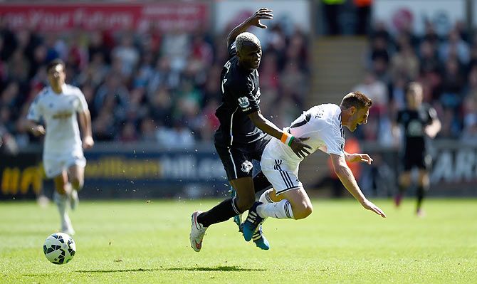 Everton player Arouna Kone (l) challenges Angel Rangel of Swansea during the Barclays Premier League match between Swansea City and Everton at Liberty Stadium on April 11, 2015 in Swansea, Wales