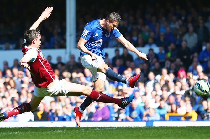 Kevin Mirallas of Everton scores