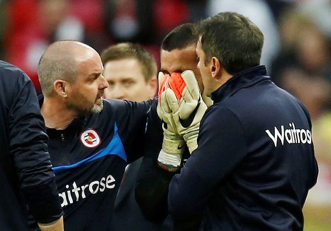 Reading's Adam Federici is consoled by manager Steve Clarke at the end of the match