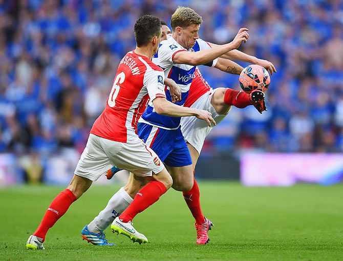 Reading's Pavel Pogrebnyak takes on Arsenal's Laurent Koscielny and Santi Cazorla as they vie for possession