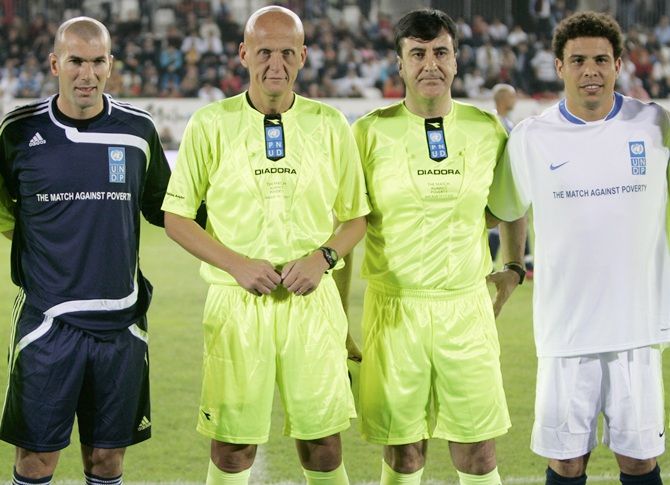 Zinedine Zidane, left, of France, referee Pierluigi Collina of Italy, referee Salvador   Chirino and Ronaldo, left, of Brazil