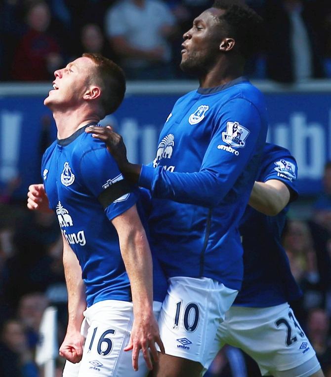  James McCarthy of Everton, left, celebrates with Seamus Coleman and Romelu Lukaku