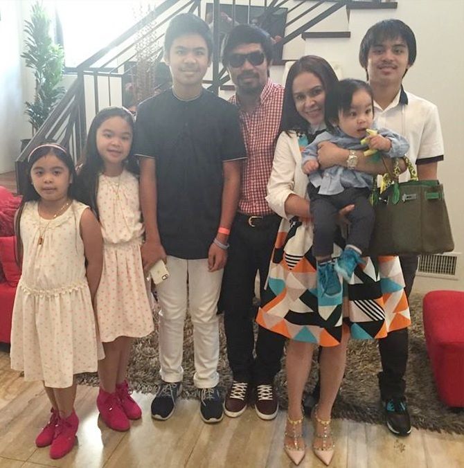 Manny Pacquiao with wife Jinki and his children