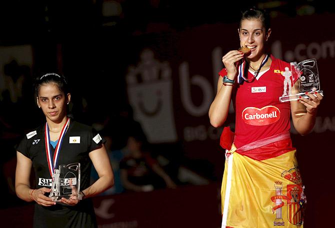 Carolina Marin, right, and Saina during the trophy presentation at the BWF World Championships in Jakarta