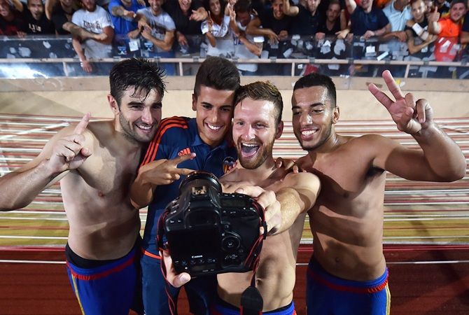Valencia players pose for a selfie