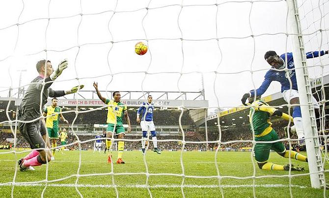 Romelu Lukaku scores the first goal for Everton