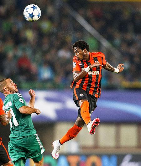 Shakhtar Donetsk's Brazilian midfielder Fred (right)