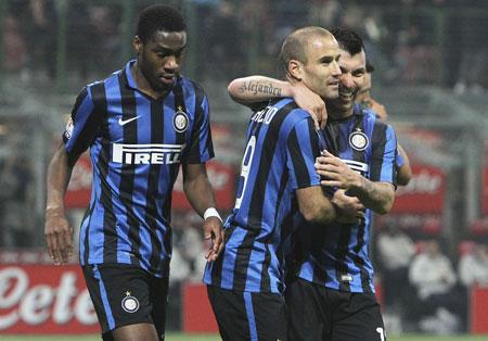 Inter Milan's Rodrigo Palacio (centre) celebrates with team-mates Gary Alexis Medel (right) and Geoffrey Kondogbia after scoring the opening goal against Cagliari Calcio during theit Italian Cup match at Stadio Giuseppe Meazza in Milan, Italy on Tuesday