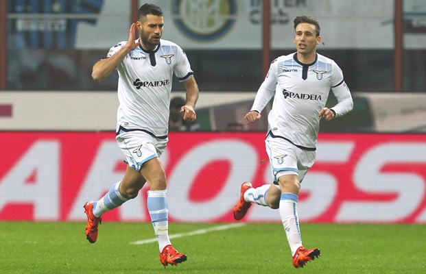 Antonio Candreva (left) of SS Lazio celebrates 