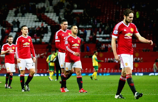 Manchester United players leave the pitch 