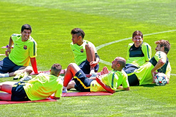 Luis Suarez, Neymar, Jordi Alba, Lionel Messi, Javier Mascherano and Gerard Pique of FC Barcelona 