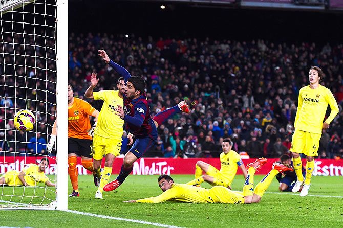 Luis Suarez of FC Barcelona makes a hash of a scoring opportunity as Villarreal players watch