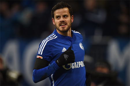 Schalke's Swiss midfielder Tranquillo Barnetta celebrates a goal