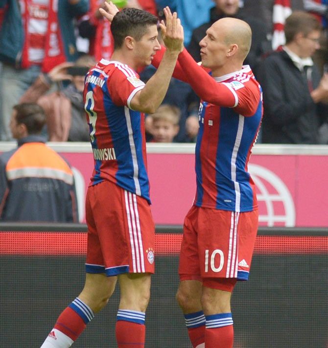 Bayern Munich's Robert Lewandowski, left, and Arjen Robben celebrate