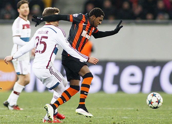 Shakhtar Donetsk's Fred (right) fights for the ball with Bayern Munich's Thomas Mueller