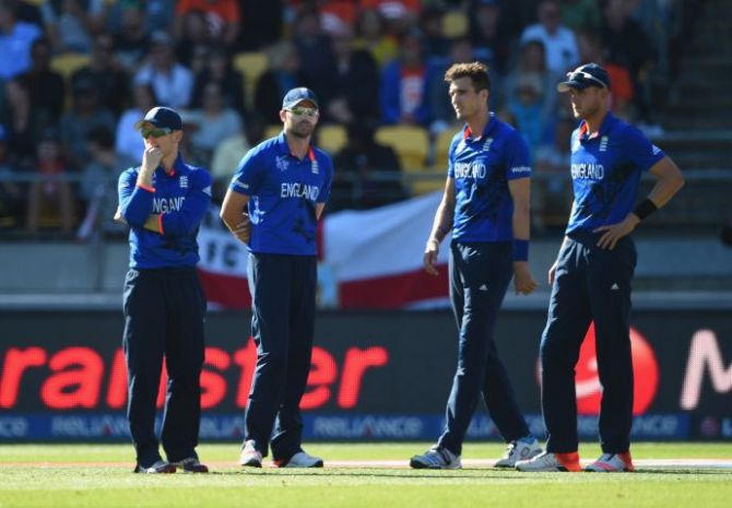 England captain Eoin Morgan talks with bowlers James Anderson, Steven Finn and Stuart Broad during the World Cup match against New Zealand