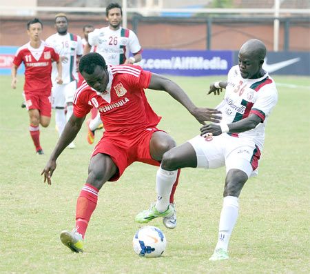 Pune FC striker Eric Brown (#10) and Mohun Bagan’s Bello Rasaq (#36) vie for possession during their Federation Cup match on Thursday