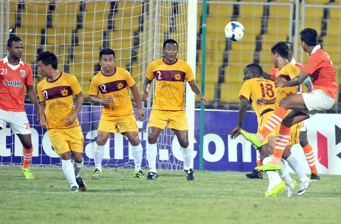 Sporting Clube de Goa and Royal Wahingdoh players in action