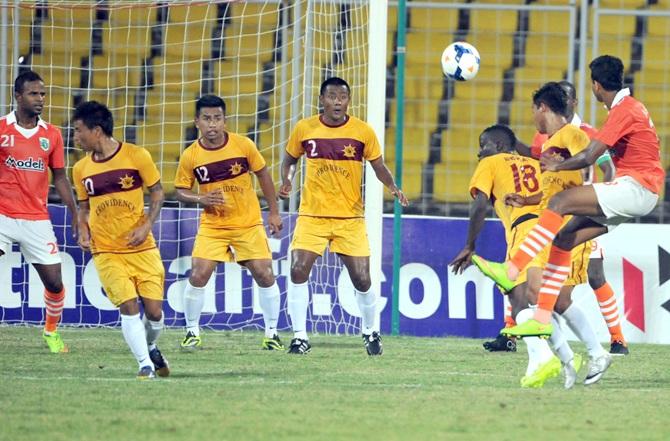 Sporting Clube de Goa and Royal Wahingdoh players in action