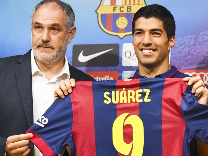 From left, FC Barcelona Sport Director Andoni Zubizarreta and Luis Suarez