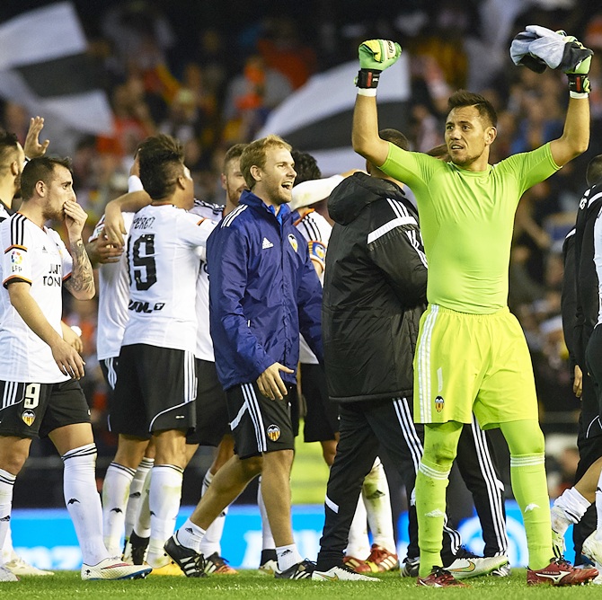 Diego Alves of Valencia celebrates