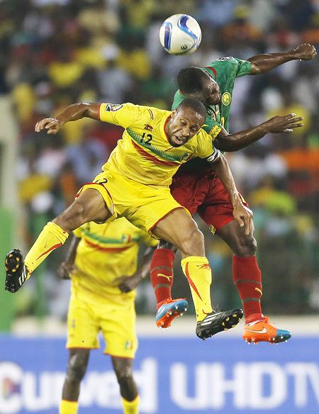 Franck Kom of Cameroon is challenged by Mali's Seydou Keita during their Group D match of the 2015 African Cup of Nations in Malabo on Tuesday