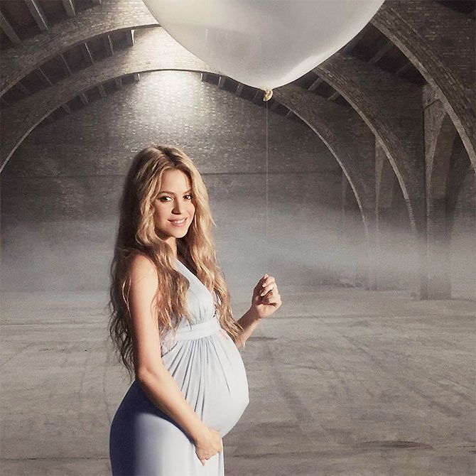 Shakira shows off her baby bump