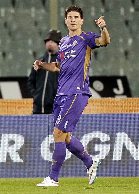 Mario Gomez of ACF Fiorentina celebrates after scoring against Atalanta BC during their TIM Cup match at Artemio Franchi in Florence, Italy, on Wednesday