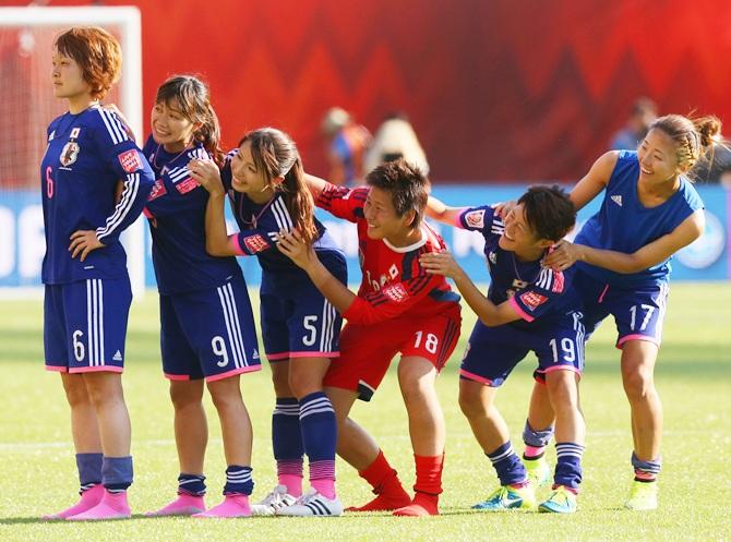 From left, Japan's Mizuho Sakaguchi, Nahomi Kawasumi, Aya Sameshima, Ayumi Kaihori, Saori Ariyoshi and Yuki Ogimi 