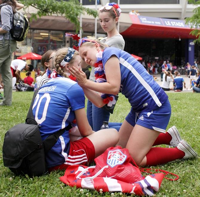 Fans of the United States paint their faces