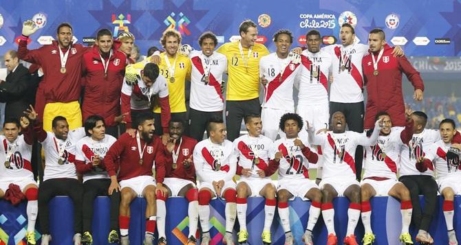 Peru players pose